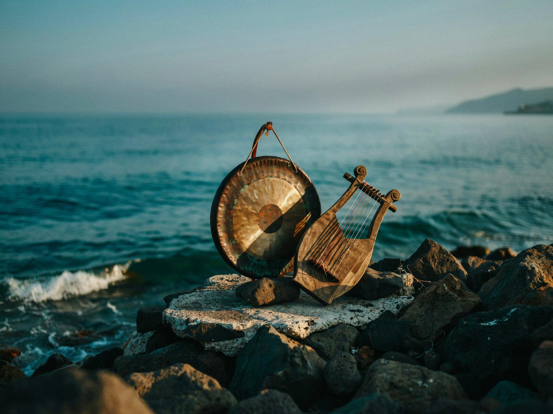 Un gong di bronzo e una lira antica su una costa rocciosa del Mediterraneo al tramonto, evocando il paesaggio sonoro della colonna sonora di Odissea