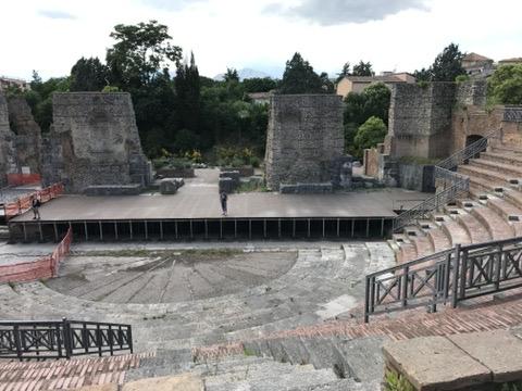 Il pavimento in marmo dell'orchestra del Teatro Piccolo di Pompei, punto celebre per la sua acustica perfetta